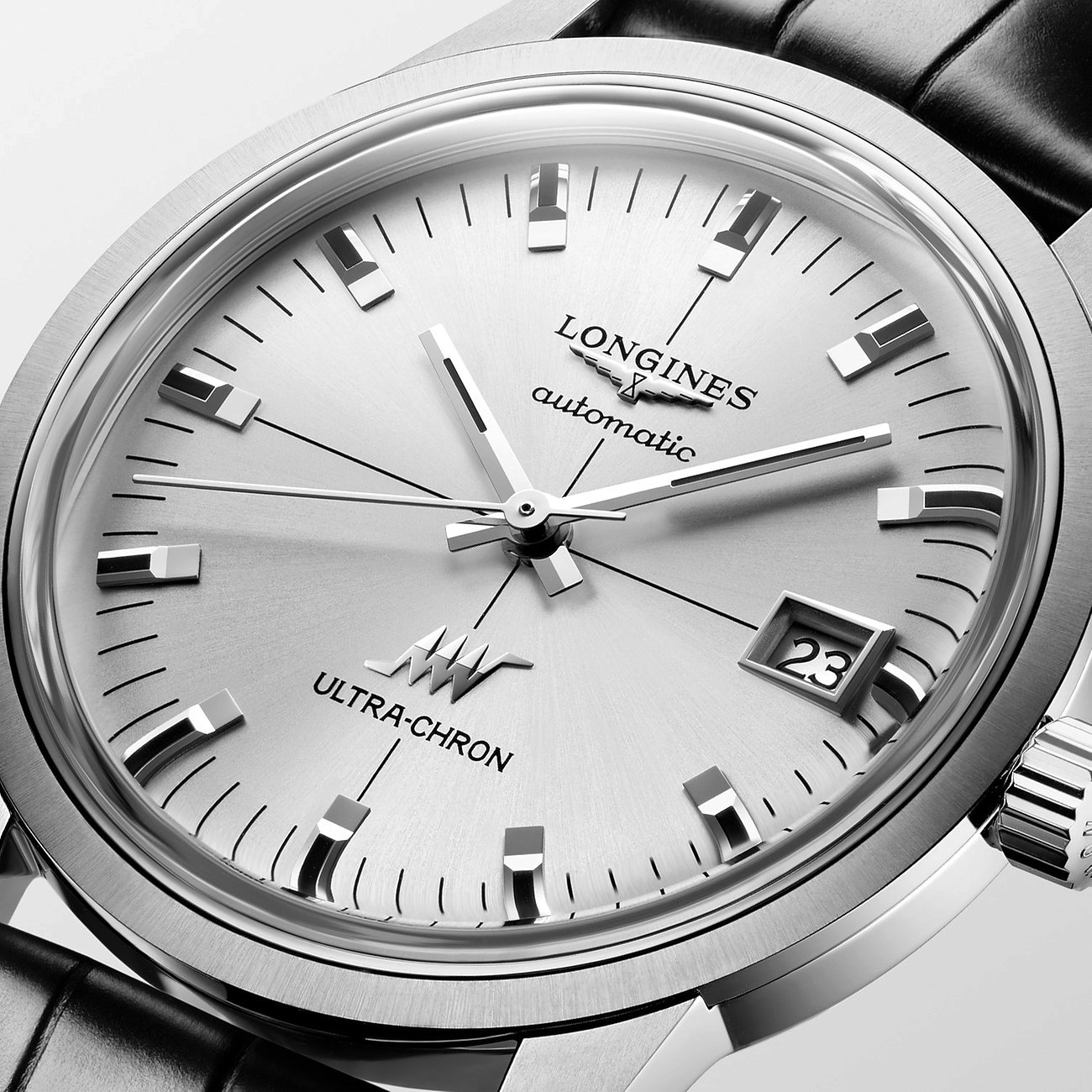 Nahaufnahme einer Longines Unisexuhr aus Edelstahl mit silbernem Zifferblatt und schwarzem Armband.