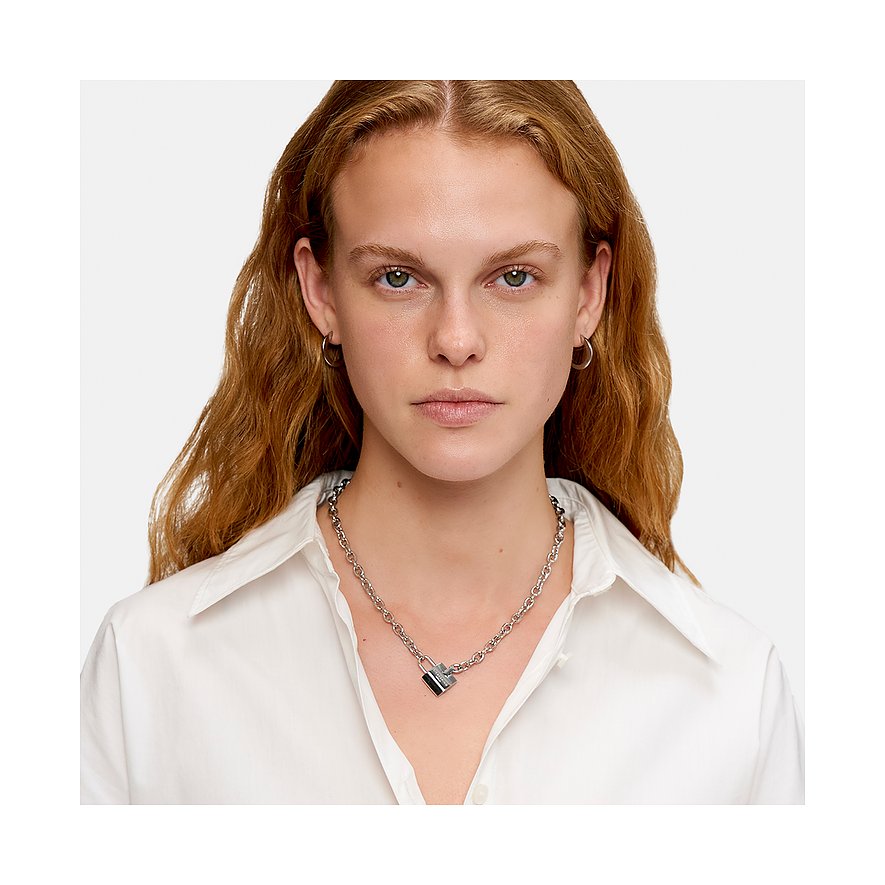 Liebeskind Halsschmuck aus Edelstahl mit Schloss-Anhänger.