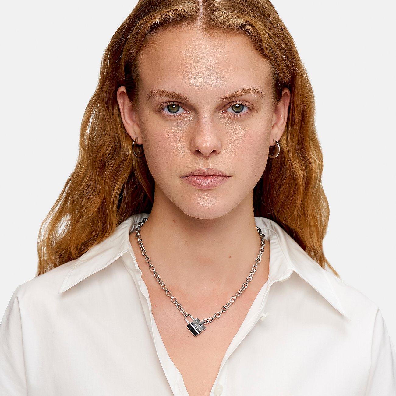 Liebeskind Halsschmuck aus Edelstahl mit Schloss-Anhänger.