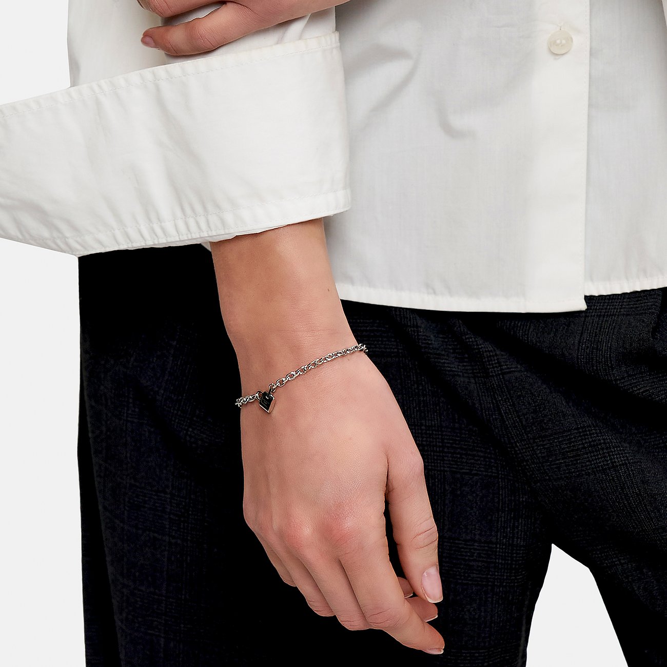 Liebeskind armband i rostfritt stål med hänge.