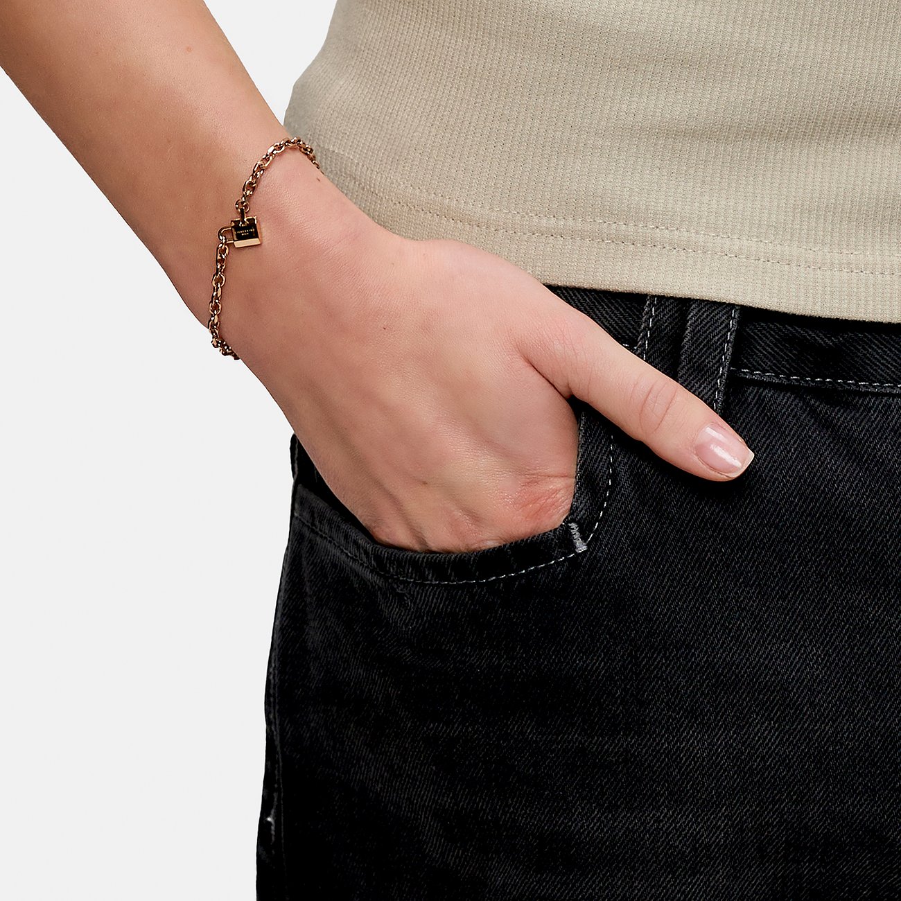 Liebeskind Armband aus Edelstahl mit Anhänger.