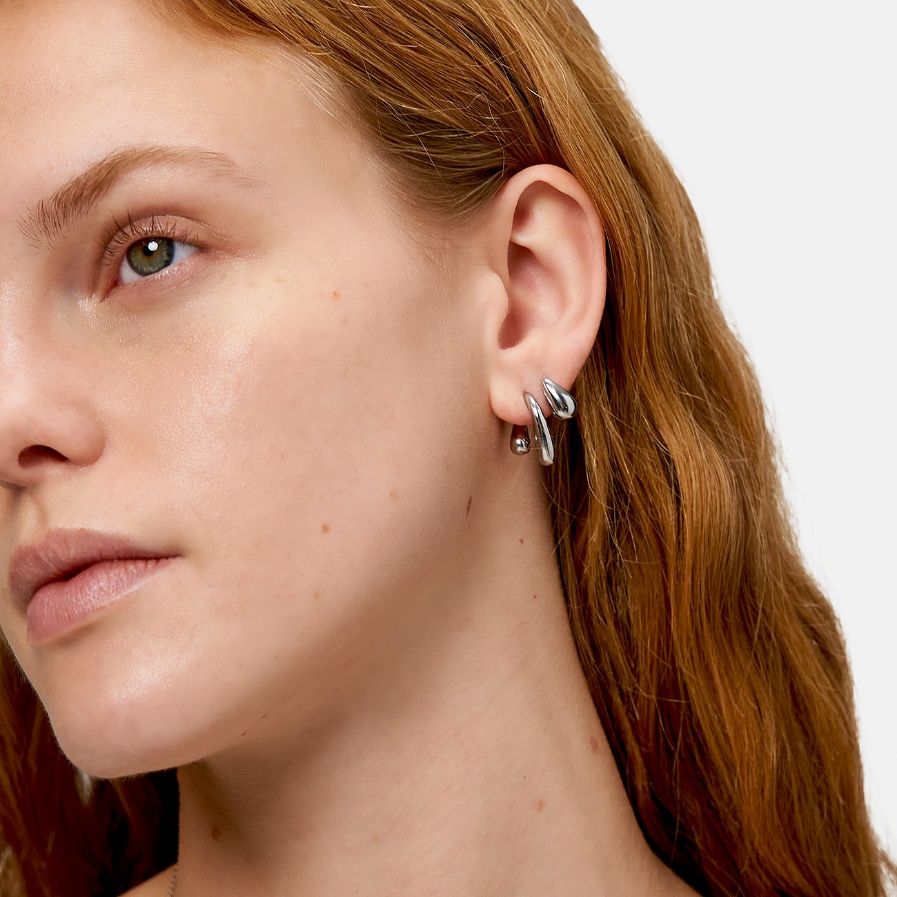 Liebeskind Ohrstecker aus Edelstahl mit tropfenförmigem Design.