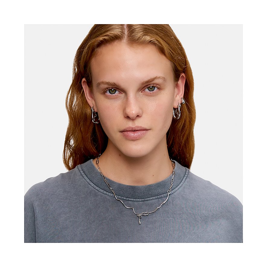 Liebeskind Ohrringe aus Edelstahl, silberfarben, mit tropfenförmigem Anhänger.