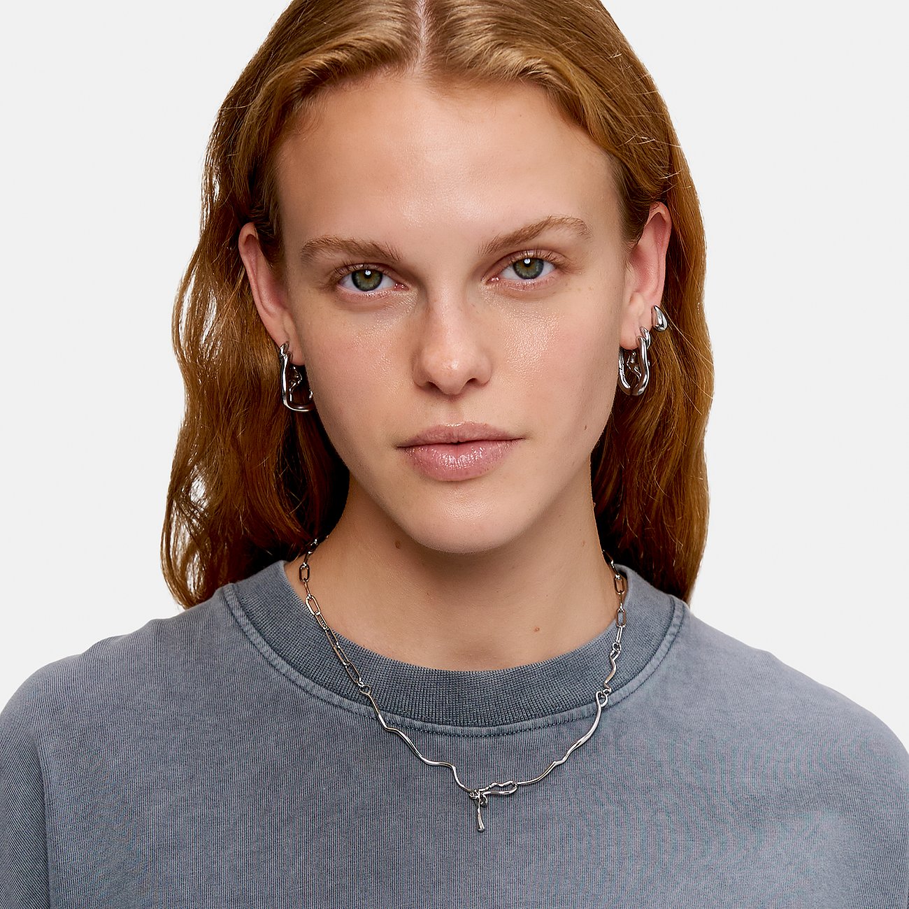 Liebeskind Ohrringe aus Edelstahl, silberfarben, mit tropfenförmigem Anhänger.