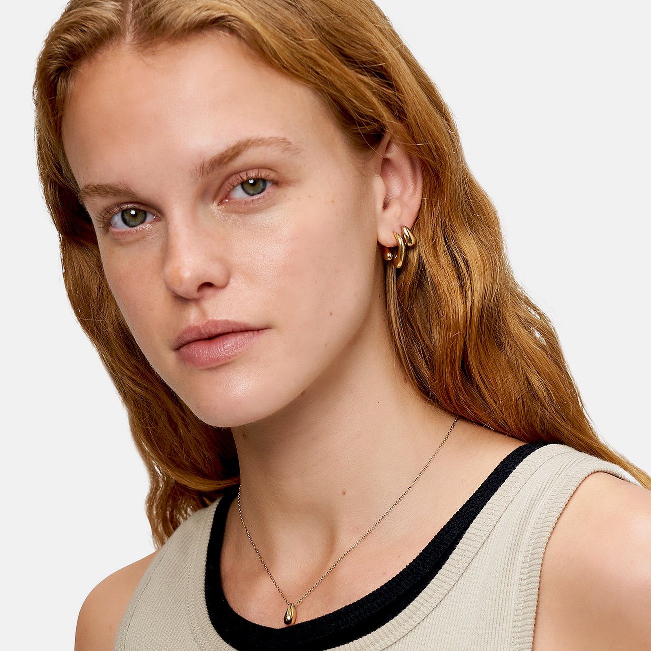 Liebeskind Ohrringe aus Edelstahl, goldfarben, Tropfenform.