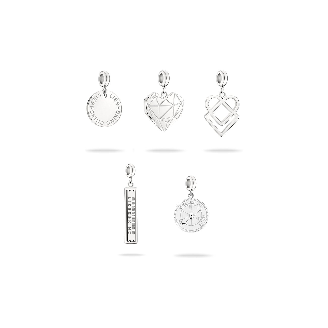 Liebeskind Anhängeschmuck aus Edelstahl, mit runden und herzförmigen Anhängern.