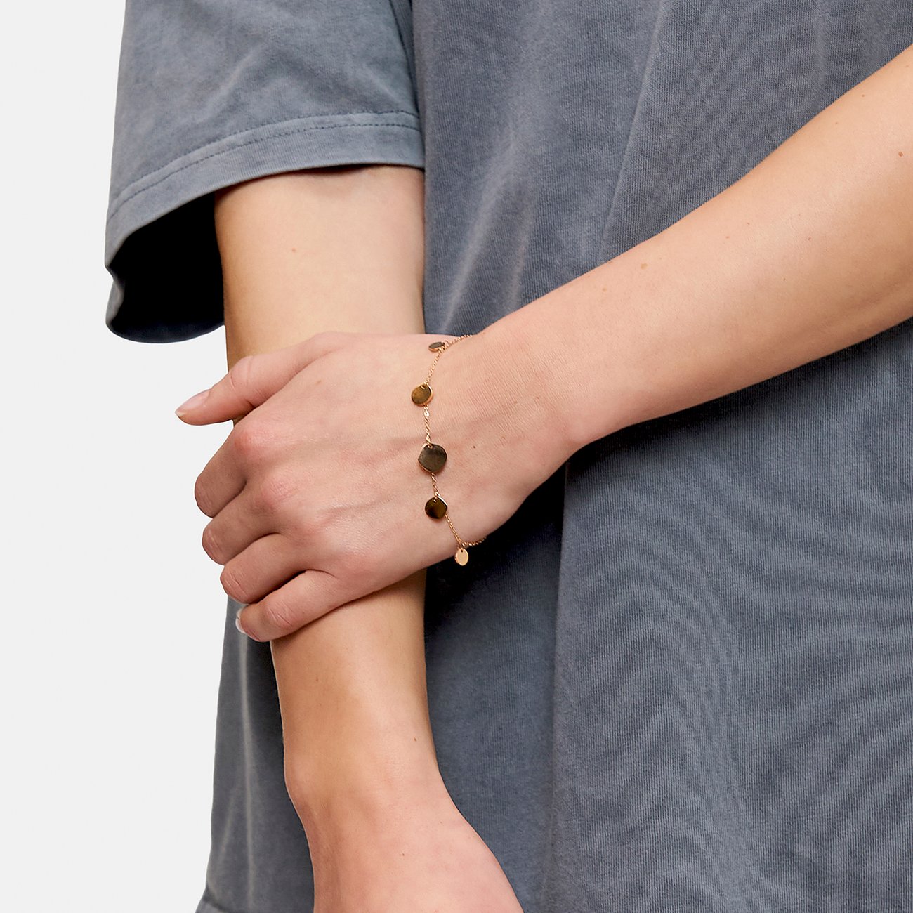 Liebeskind-armband i rostfritt stål med runda hängen.
