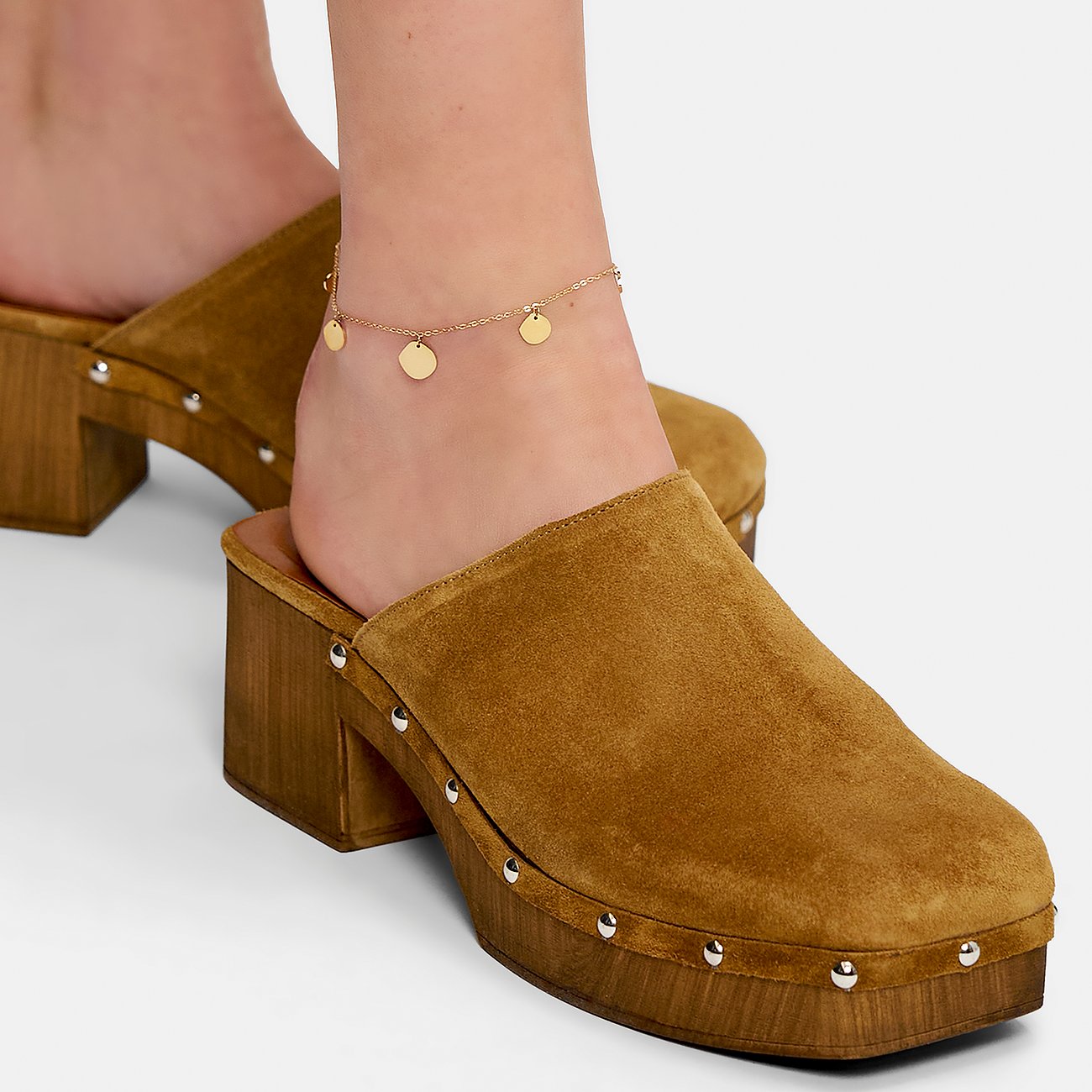 Liebeskind Fußkette aus Edelstahl mit runden Anhängern.