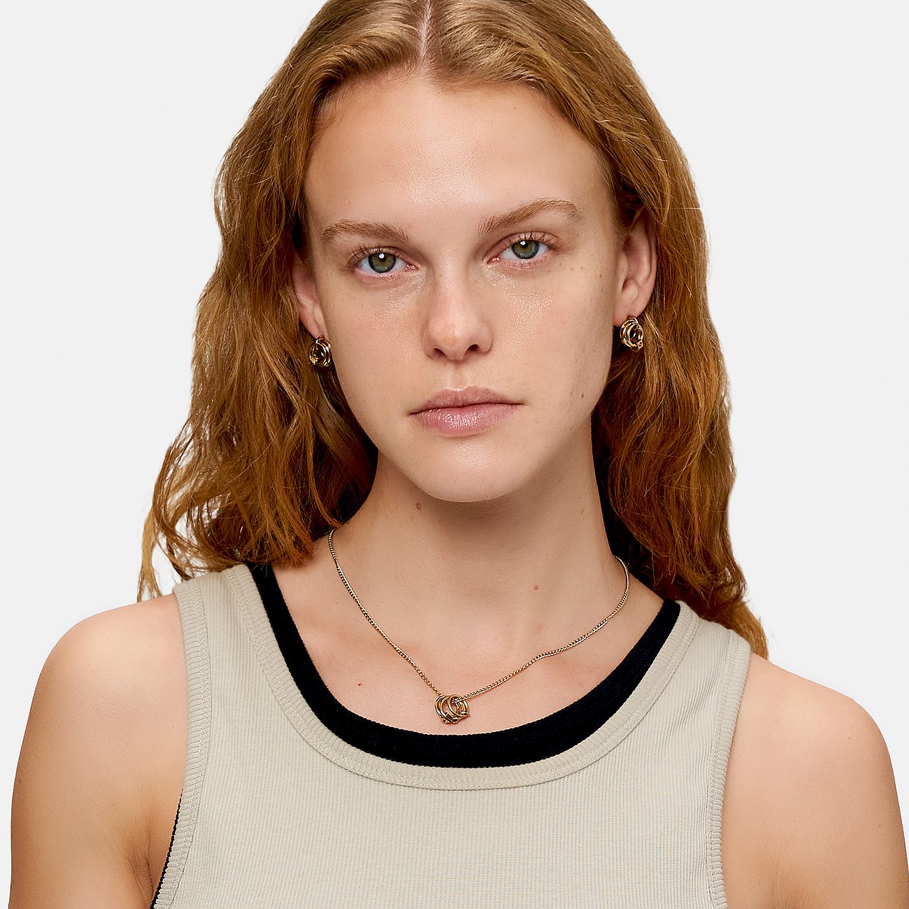 Liebeskind Ohrstecker aus Edelstahl mit drei verschlungenen Ringen.