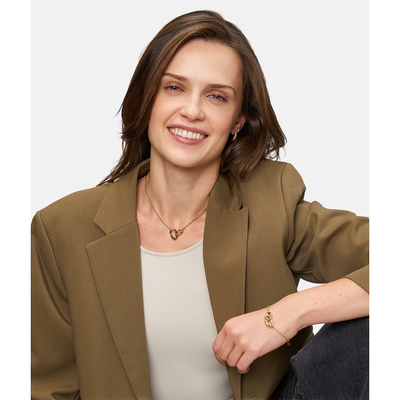 Tamaris Armband aus Edelstahl mit zwei ineinandergreifenden Herzen.