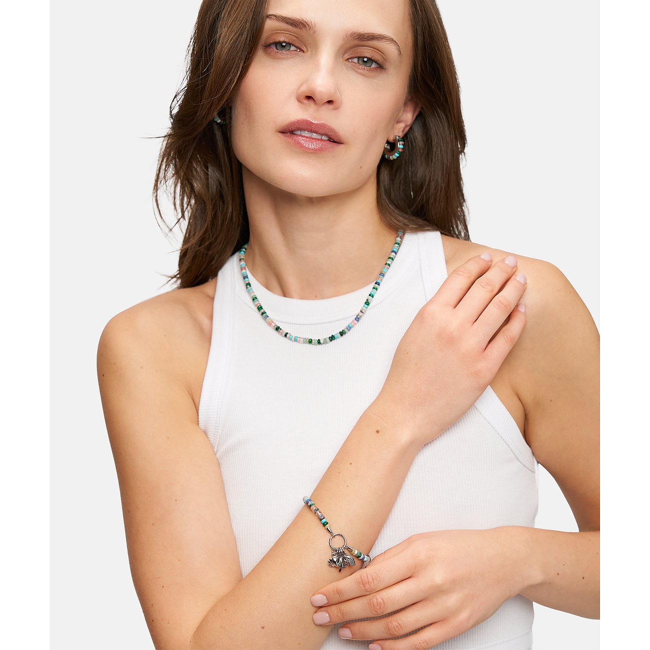 Tamaris armband i rostfritt stål med färgglada stenar och berlocker.