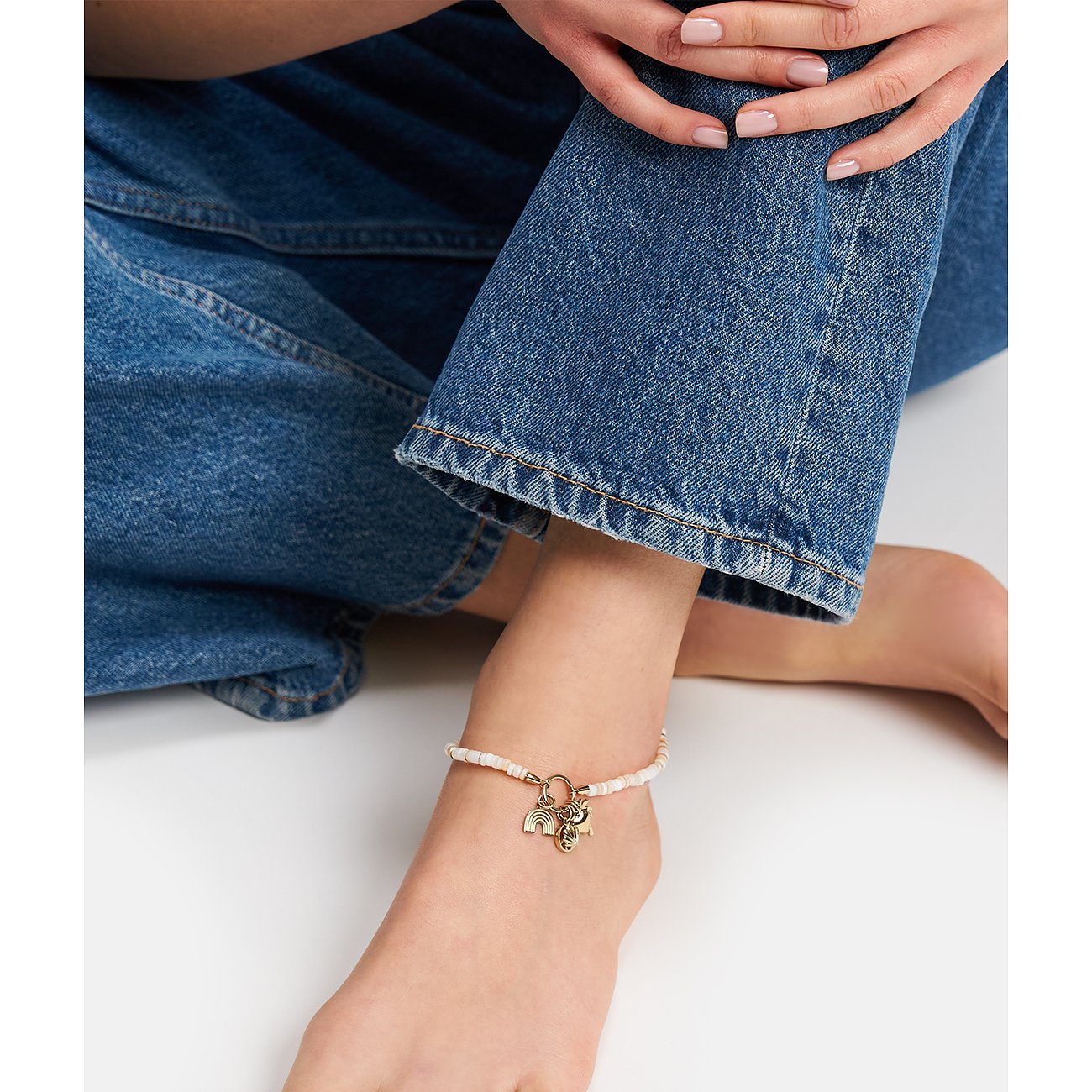 Tamaris Fußkette aus Edelstahl mit Farbstein und Regenbogen-Anhänger.