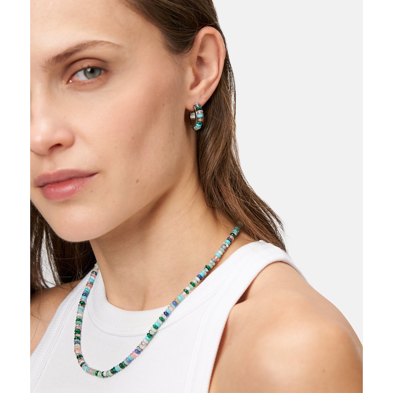 Tamaris Ohrschmuck aus Edelstahl mit bunten Farbsteinen.