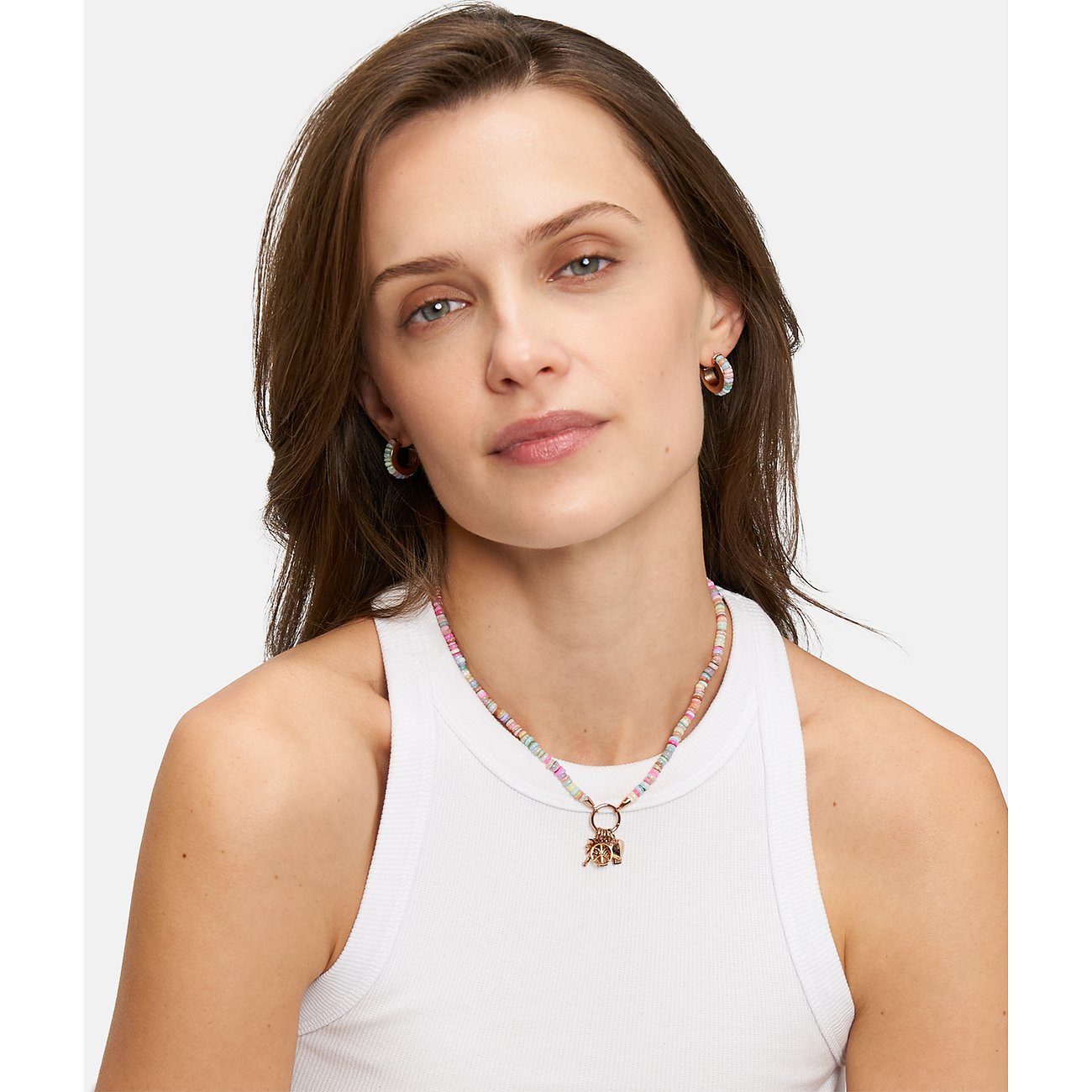 Tamaris Ohrhänger aus Edelstahl mit bunten Steinen.