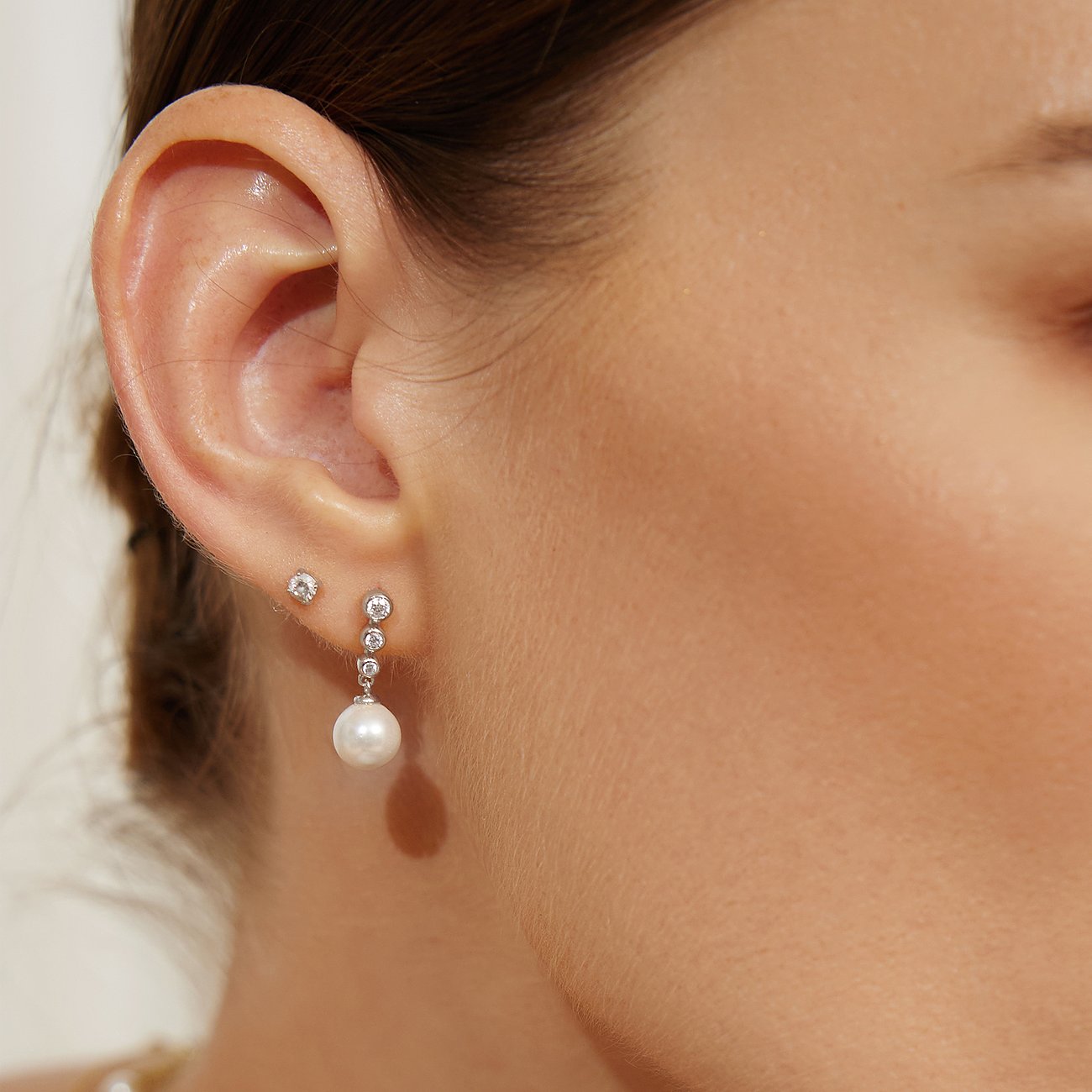 Ania Haie Ohrringe aus 925er Silber mit Perle und weißen Zirkonia.