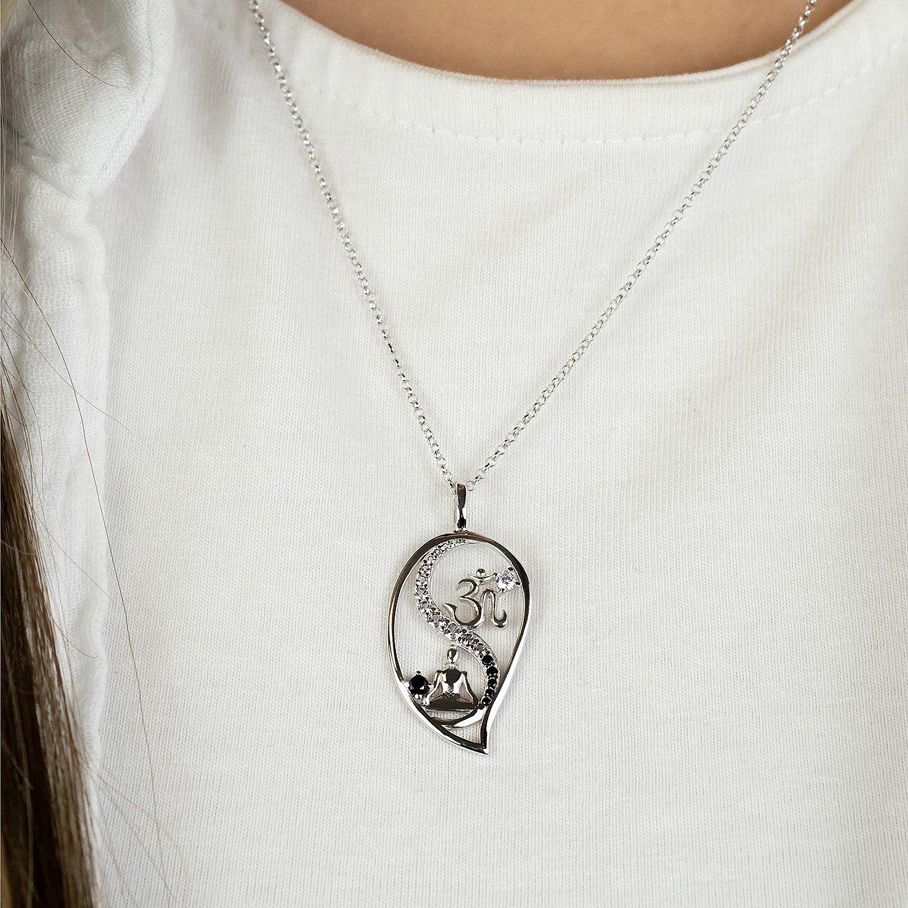 Engelsrufer Halsschmuck aus 925er Silber mit Zirkonia und Buddha-Figur.