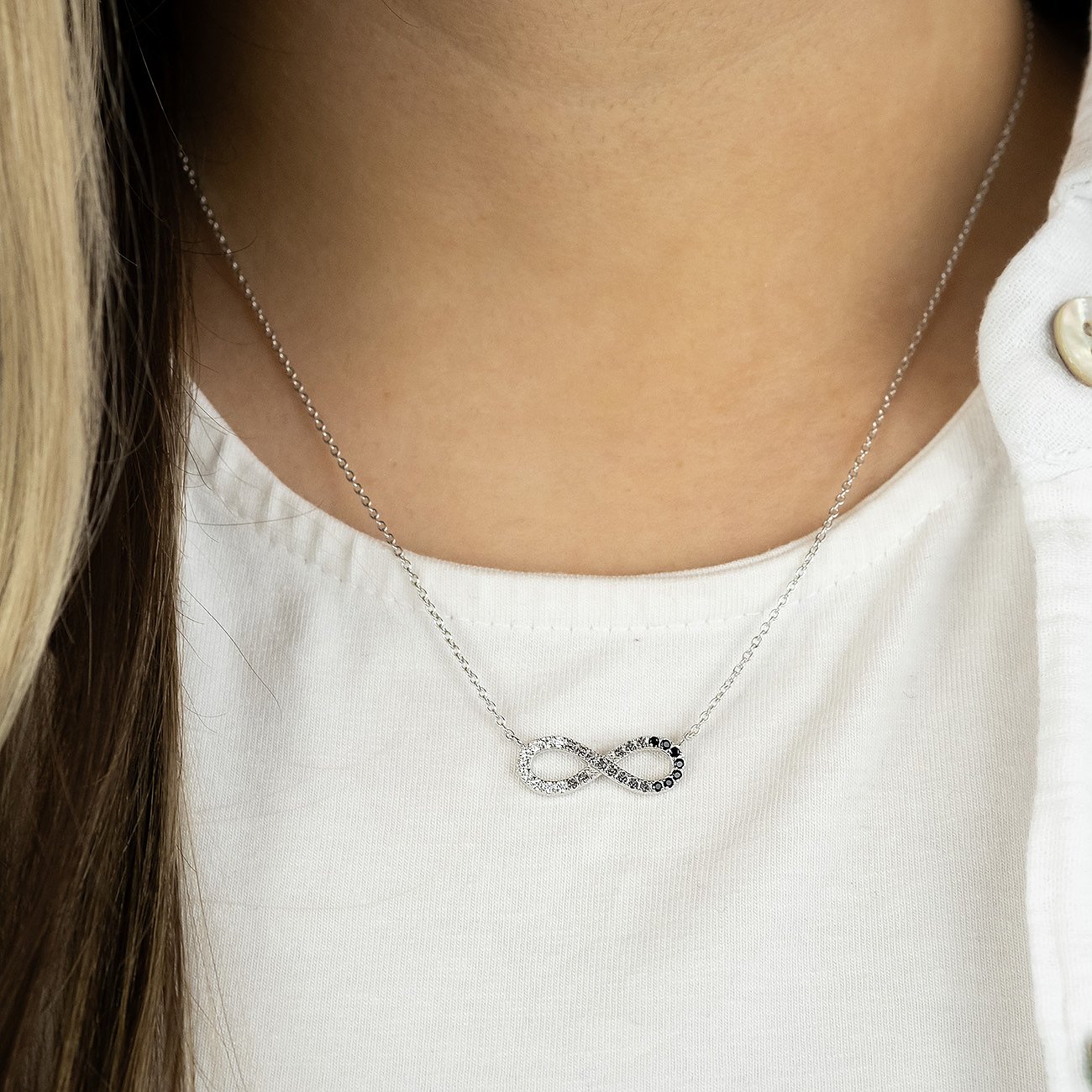 Engelsrufer Halsschmuck aus 925 Silber mit Zirkonia, als Infinity-Symbol.