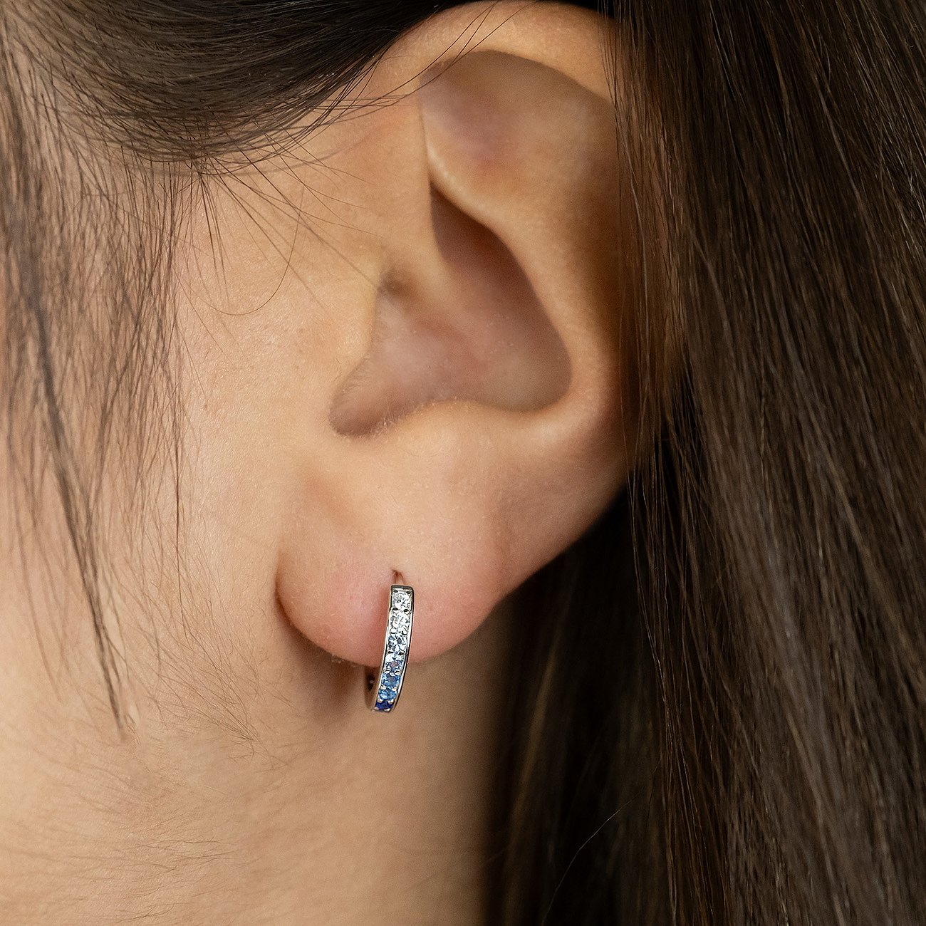 Engelsrufer Ohrschmuck aus 925er Silber mit blauen und weißen Steinen.