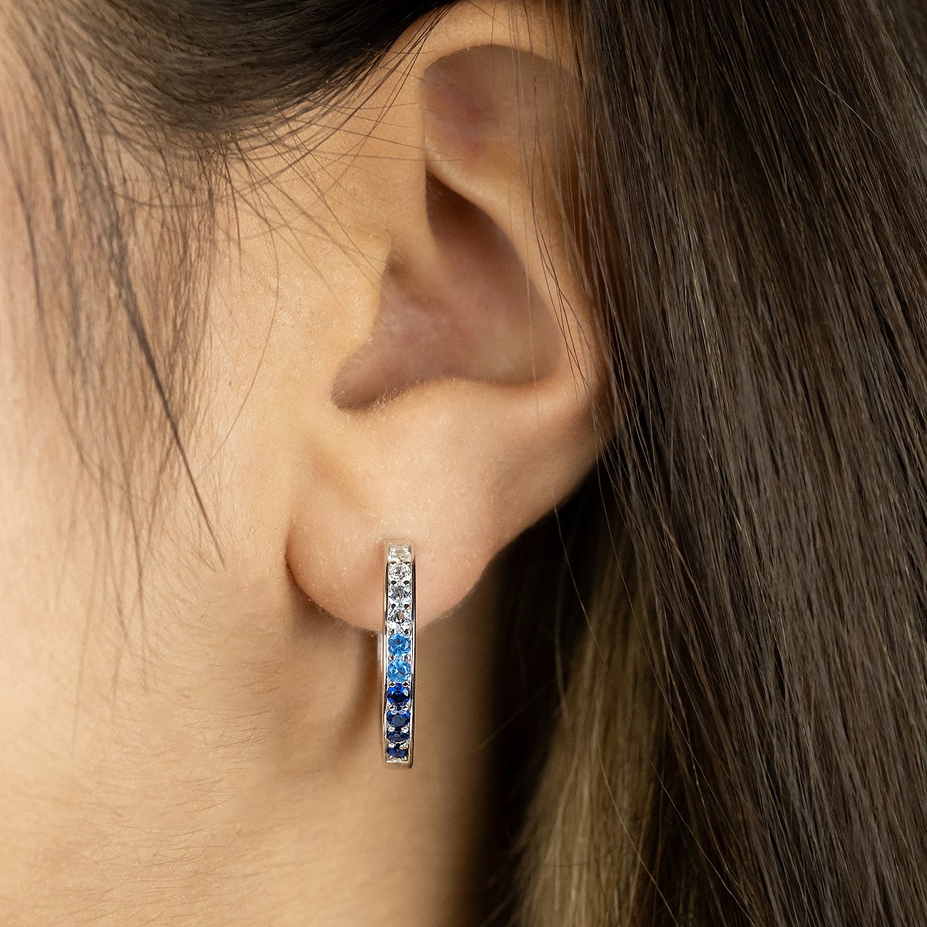 Engelsrufer Ohrschmuck aus 925er Silber mit blauen und weißen Steinen.