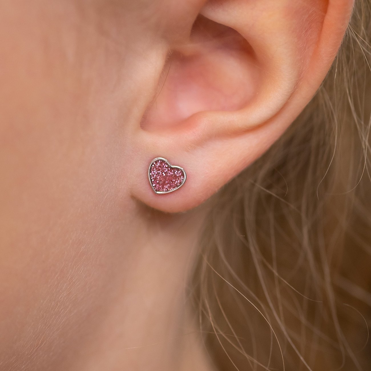 Engelsrufer Ohrstecker aus Edelstahl mit rosa emaillierten Herzen.