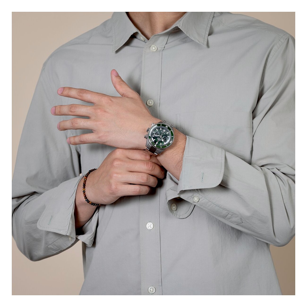 Rado Herrenuhr mit Keramikgehäuse, grünem Zifferblatt und drehbarer Lünette.