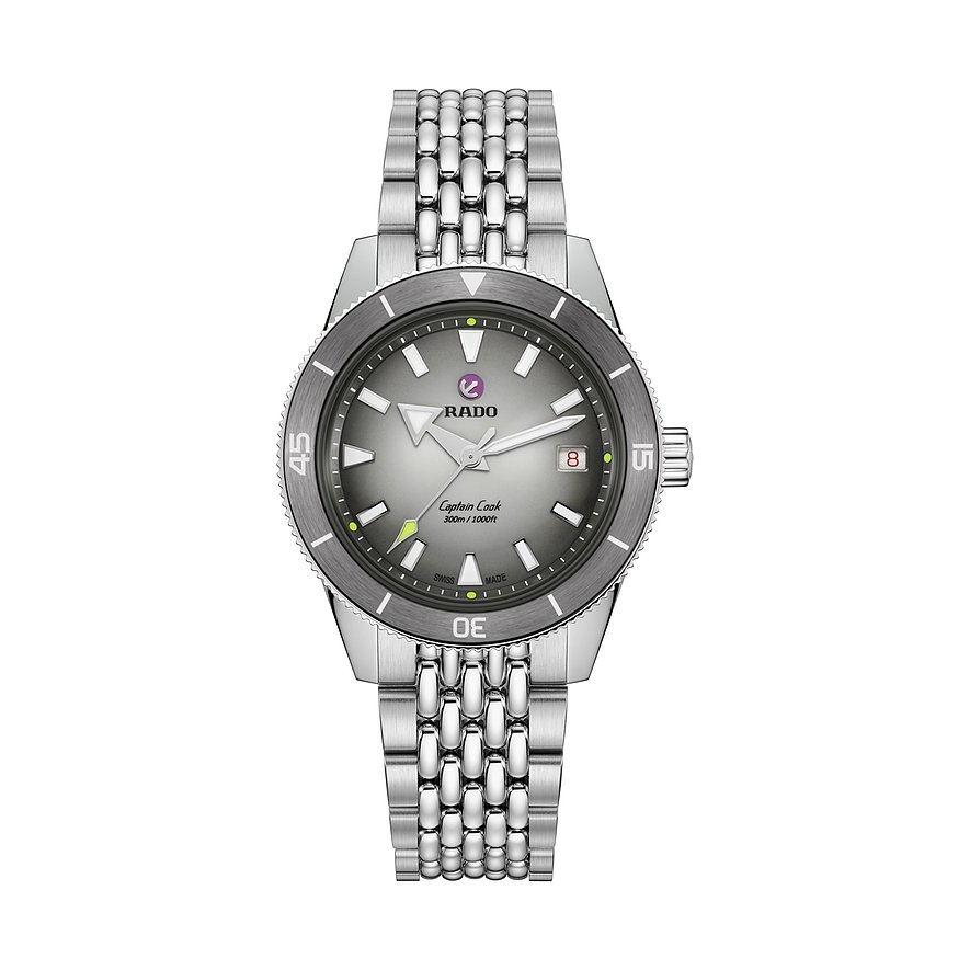 Rado-Uhr aus Edelstahl mit silbernem Zifferblatt und anthrazitfarbener Lünette, von oben fotografiert.