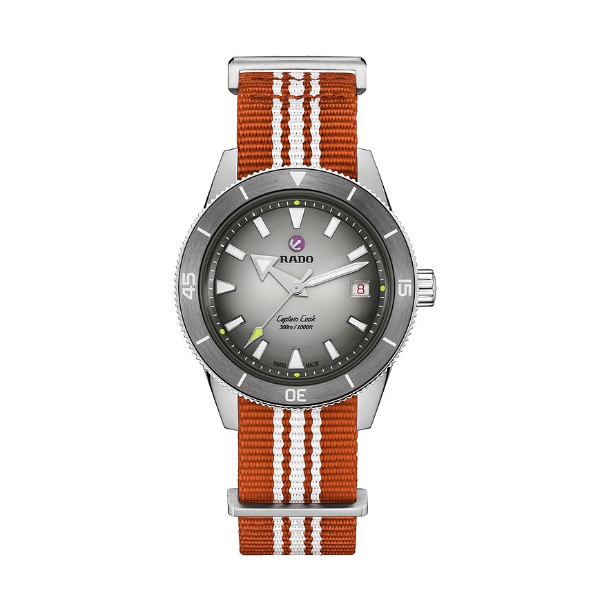 Rado Captain Cook Armbanduhr mit Edelstahlgehäuse und grauem Zifferblatt auf einem gestreiften orange-weißem Stoffarmband