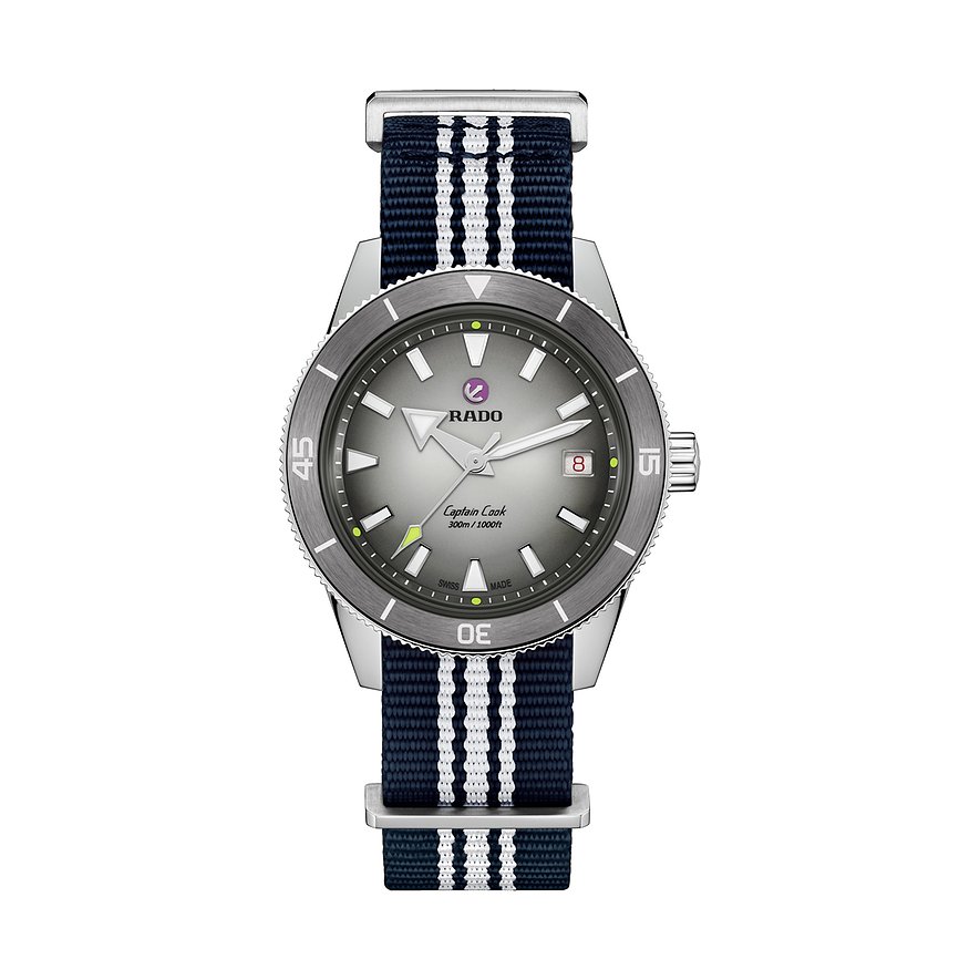 Rado Captain Cook Armbanduhr in Edelstahl mit grauem Zifferblatt und marineblau-weiß gestreiftem Textilarmband.