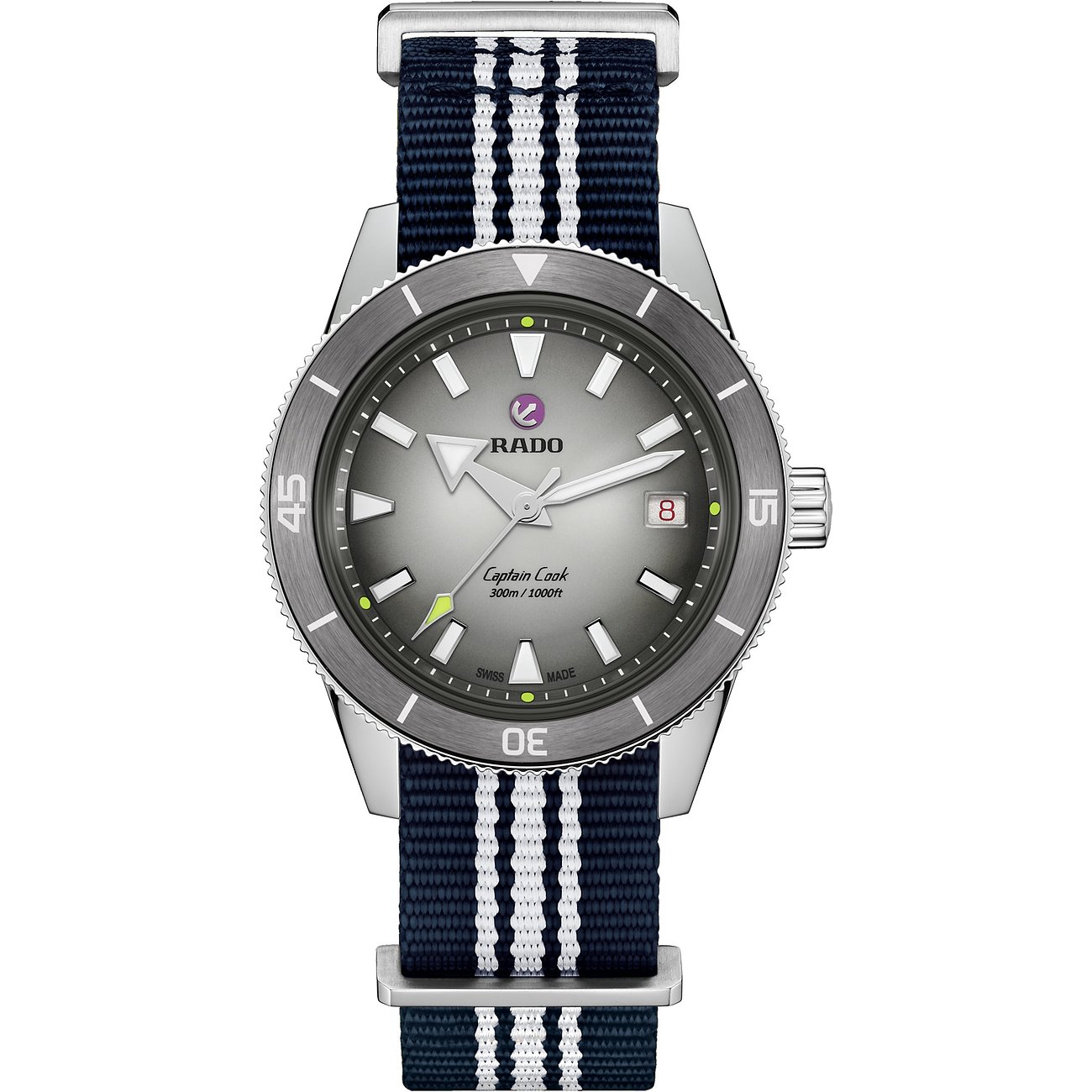 Rado Captain Cook Armbanduhr in Edelstahl mit grauem Zifferblatt und marineblau-weiß gestreiftem Textilarmband.