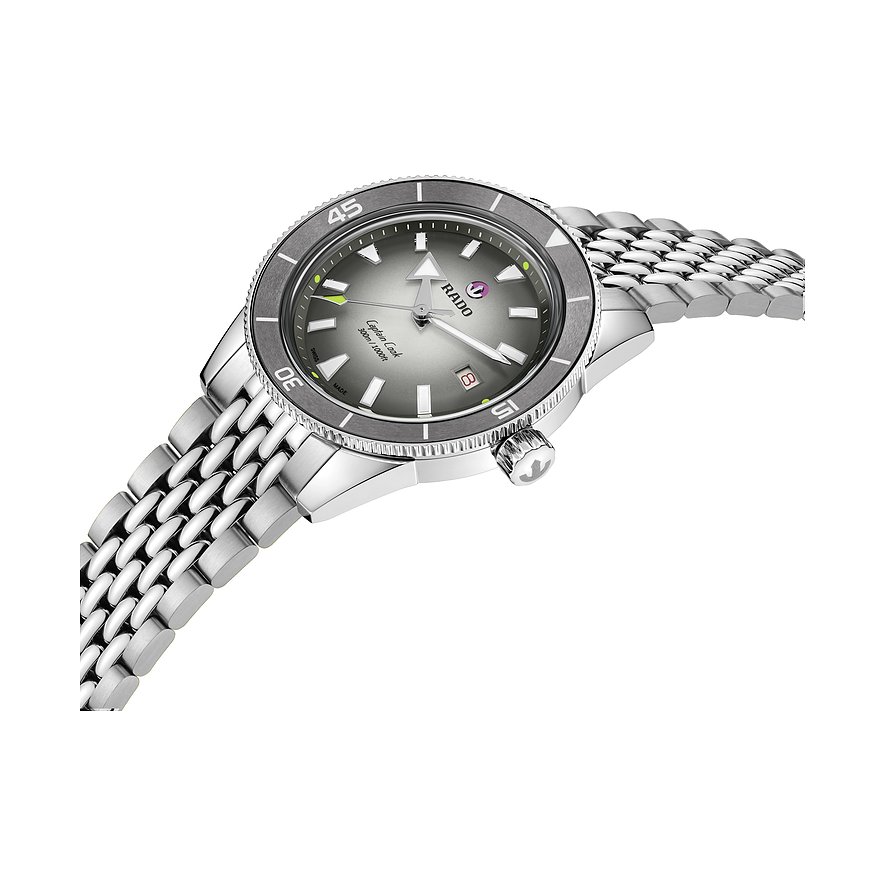 Rado Captain Cook Herrenarmbanduhr aus Edelstahl in Silber mit dunklem Zifferblatt, schräg von oben rechts fotografiert.