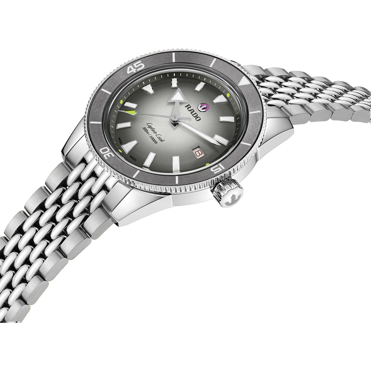 Rado Captain Cook Herrenarmbanduhr aus Edelstahl in Silber mit dunklem Zifferblatt, schräg von oben rechts fotografiert.
