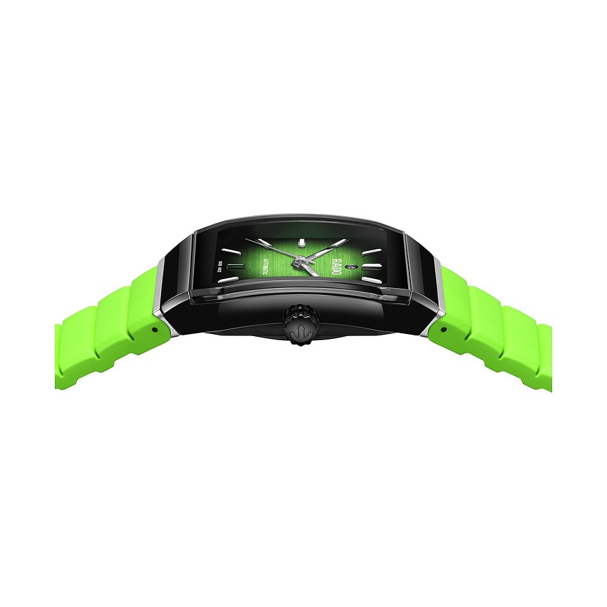 Rado Unisexuhr aus Keramik, rechteckiges schwarzes Gehäuse, leuchtend grünes Zifferblatt und Armband, von der Seite.
