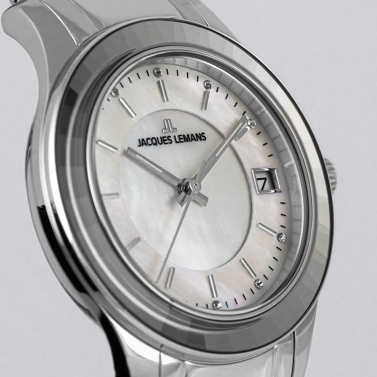 Jacques Lemans damklocka i rostfritt stål med glasstenar och datumvisning.