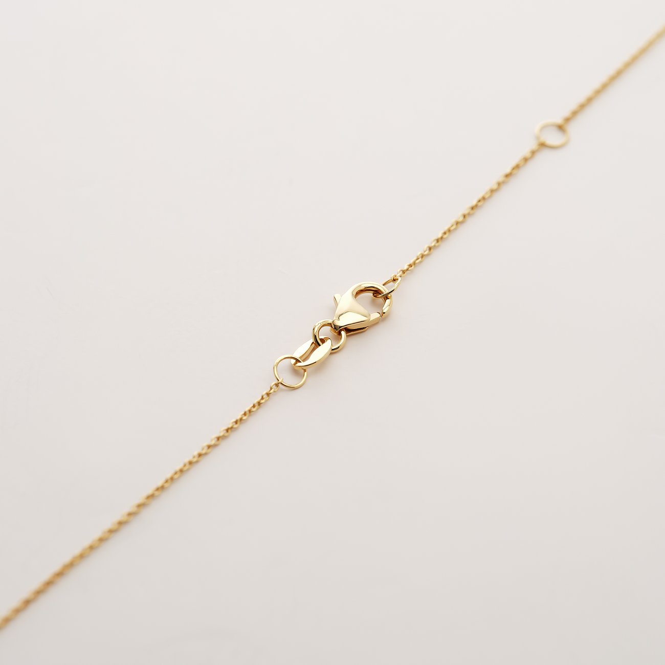 Detailaufnahme des Verschlusses einer goldgelben CHRIST Halskette aus 585er Gelbgold.