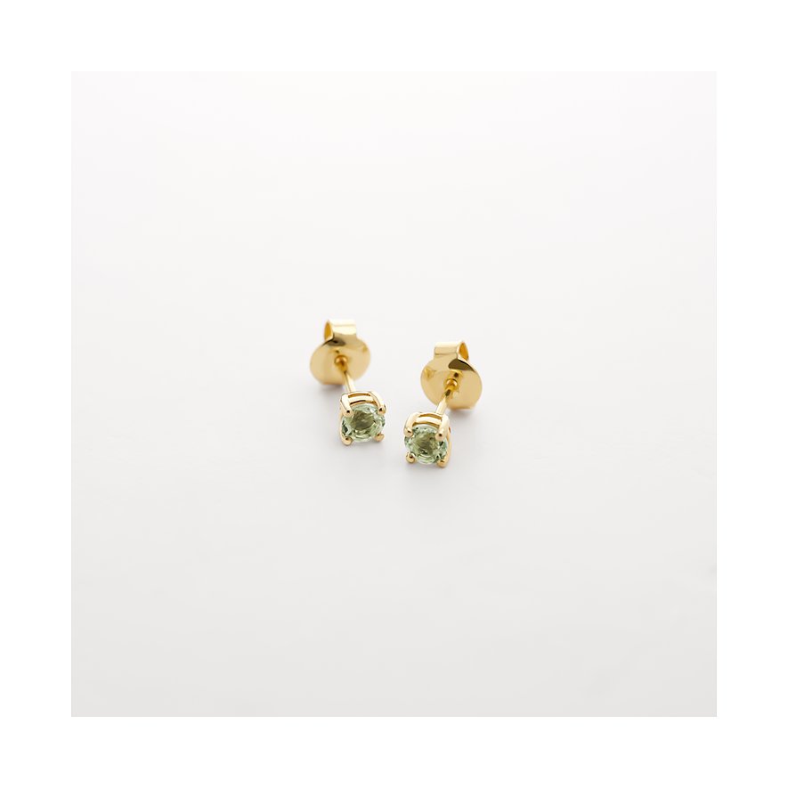 CHRIST Ohrstecker aus 585 Gelbgold mit facettierten hellgrünen Amethyst Farbsteinen, leicht schräg von oben aufgenommen.