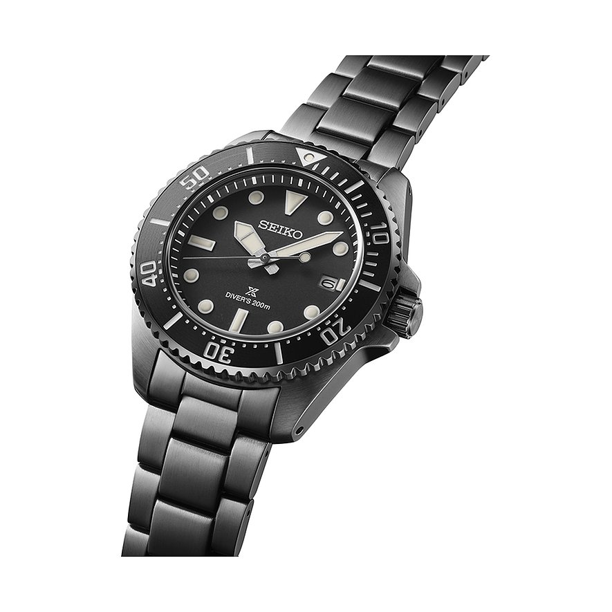 Seiko Herrenuhr mit Edelstahlgehäuse, schwarzem Zifferblatt und analoger Anzeige.