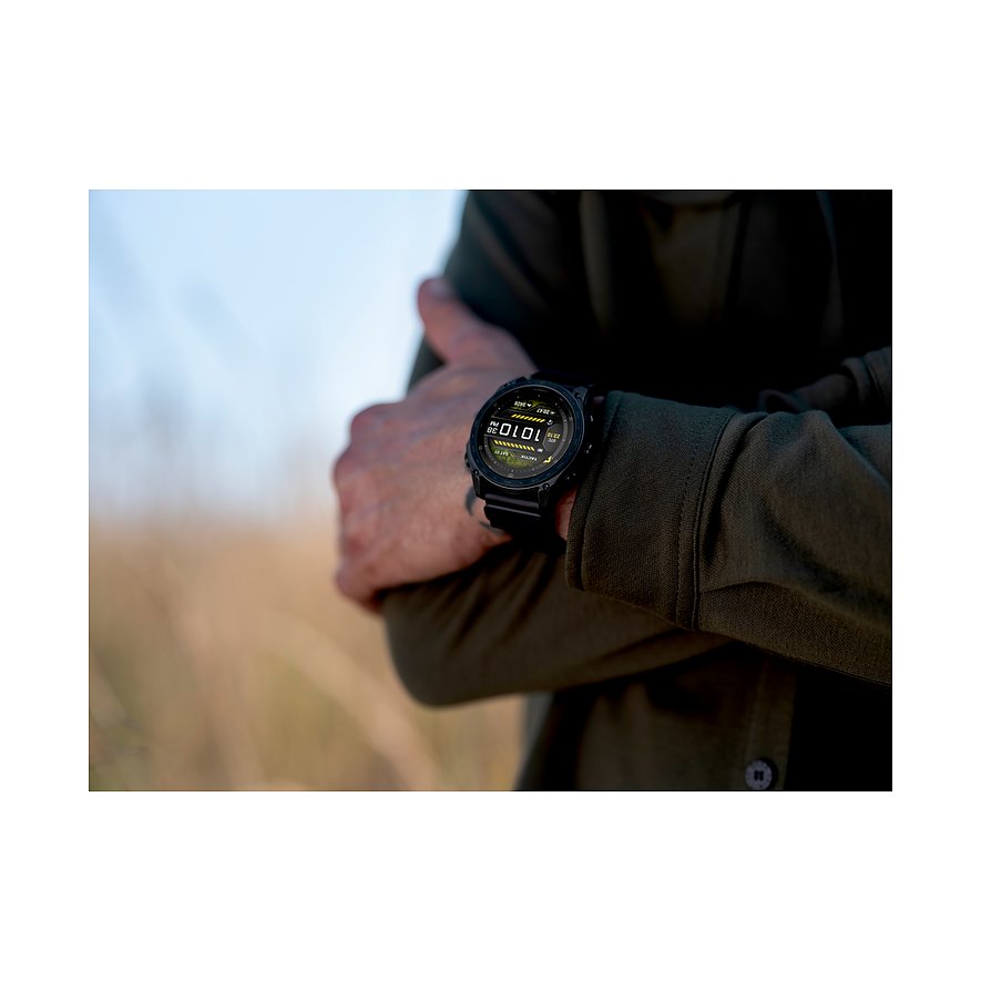 Garmin Smartwatch mit Titan-Gehäuse, digitaler Anzeige und schwarzem Armband.