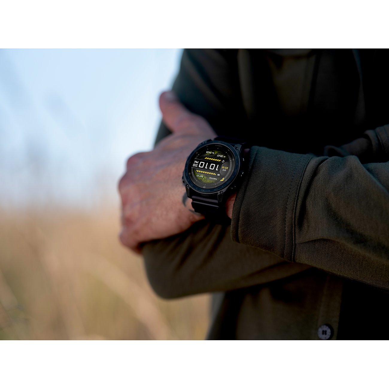 Garmin Smartwatch mit Titan-Gehäuse, digitaler Anzeige und schwarzem Armband.