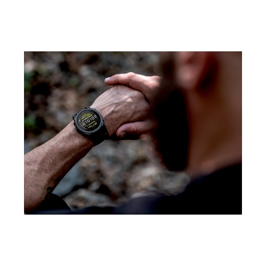 Garmin Smartwatch mit Titangehäuse und digitaler Anzeige.