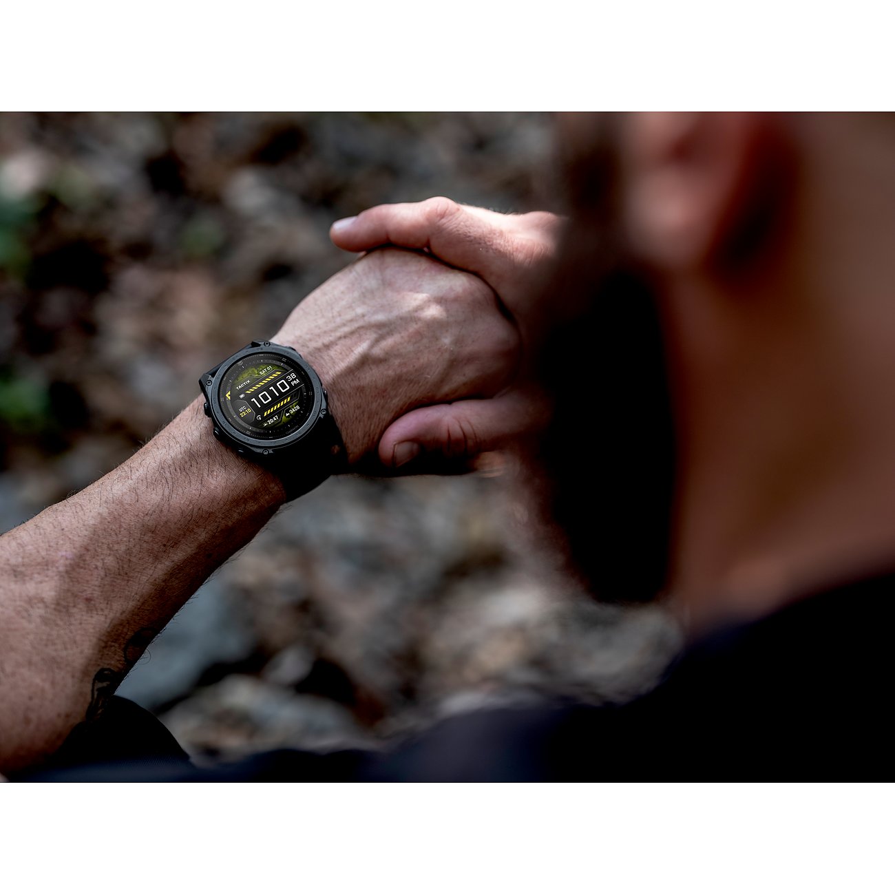 Garmin Smartwatch mit Titangehäuse und digitaler Anzeige.