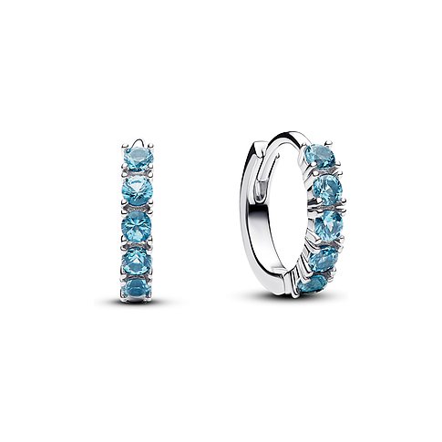 Pandora Ohrringe aus Silber mit blauen Kristallen.