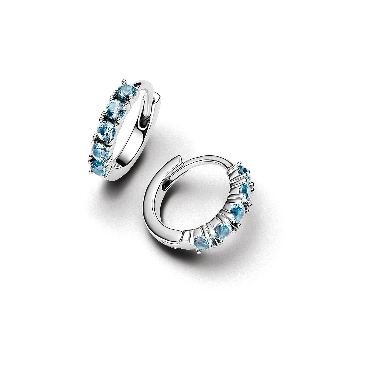 Pandora Ohrstecker aus Silber mit blauen Kristallen.