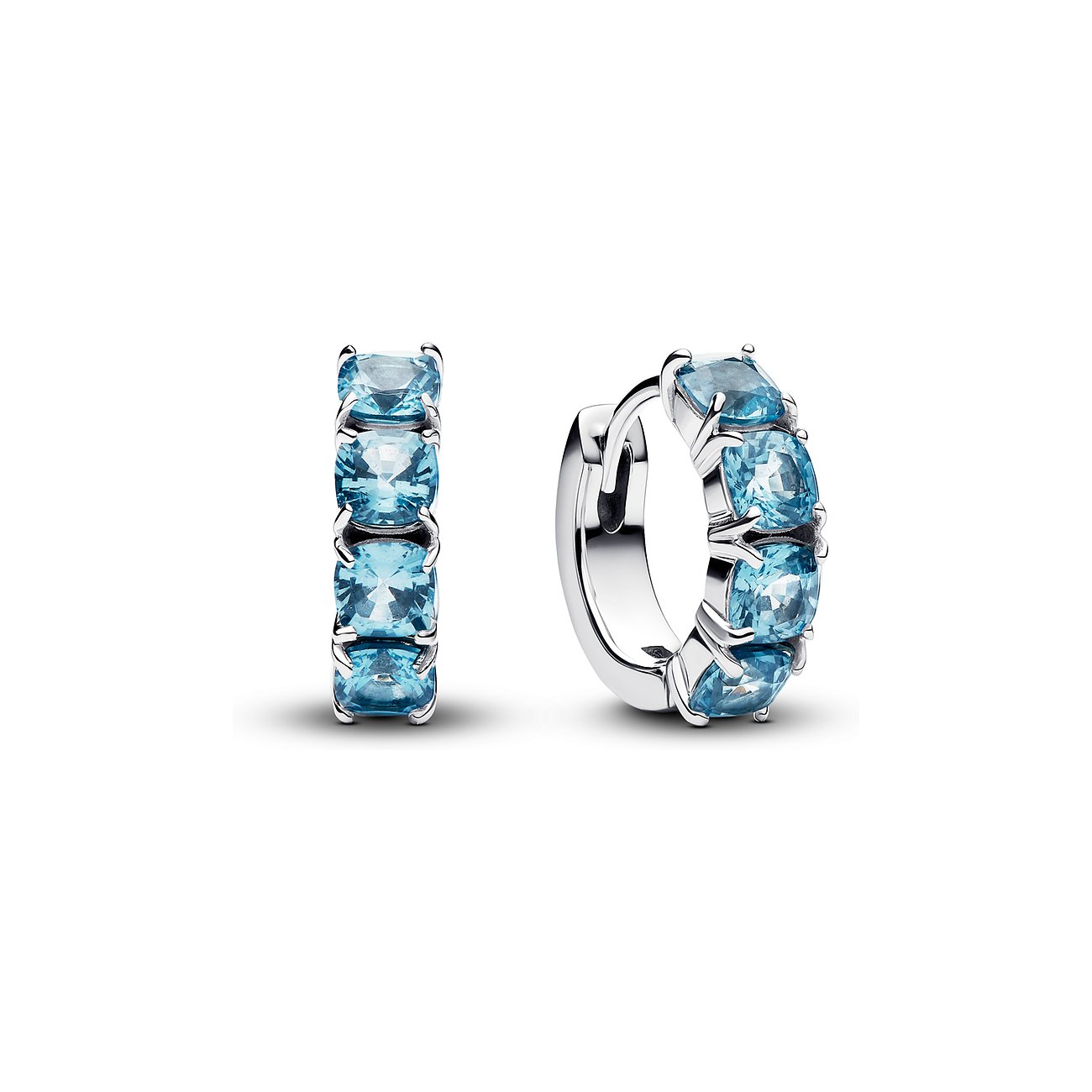 Pandora Ohrringe aus Silber mit blauen Kristallen.