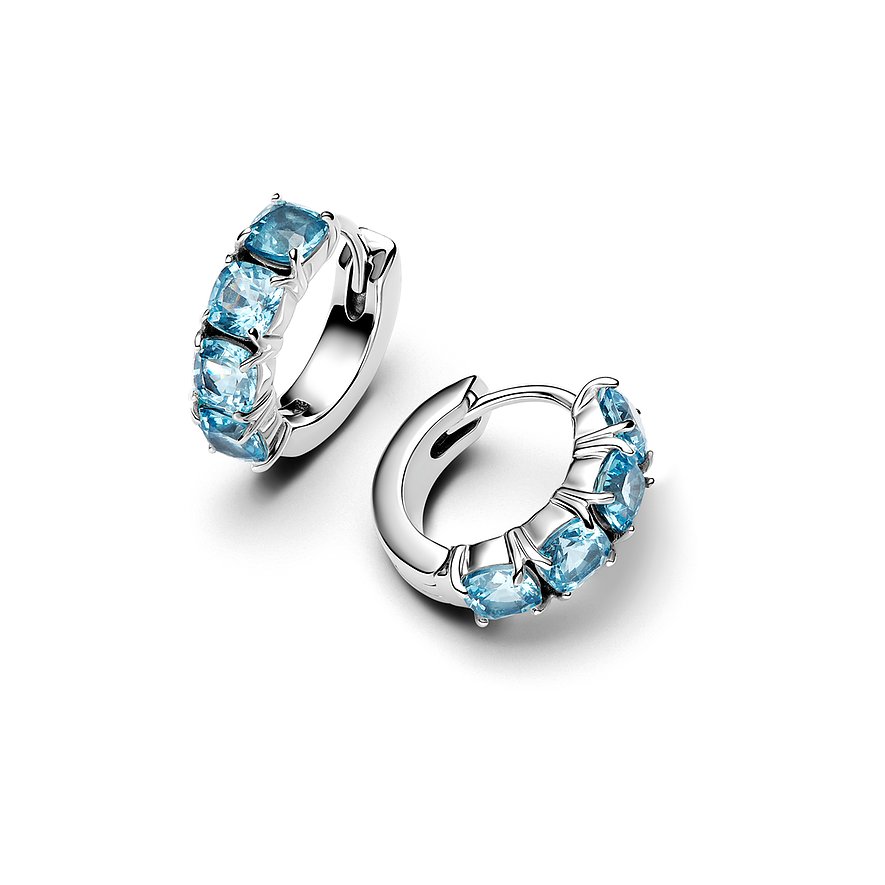 Pandora Ohrringe aus Silber mit blauen Kristallen.