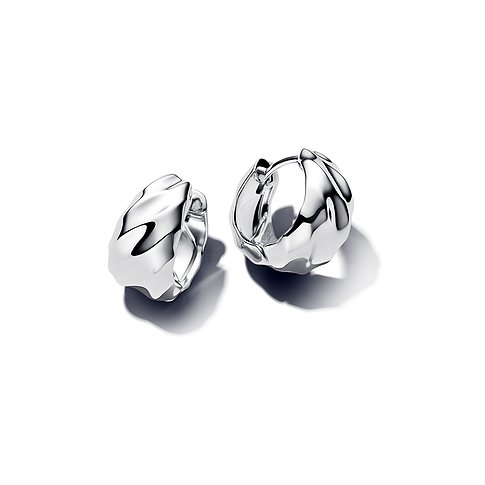 Pandora Creolen aus Silber mit organisch geformtem Design.