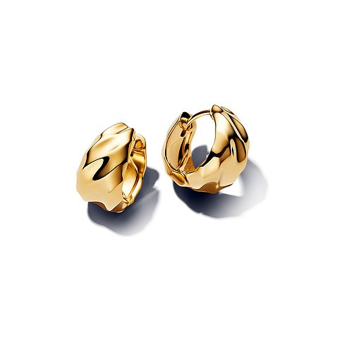 Pandora Creolen aus Metall, goldfarben, mit unregelmäßiger Oberfläche.