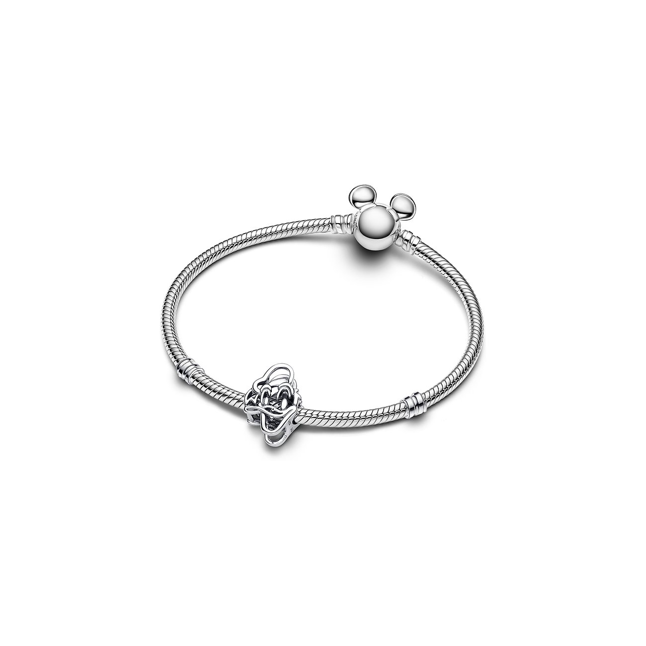 Pandora Armband aus Silber mit Mickey Mouse Charme und Schlangenmuster.
