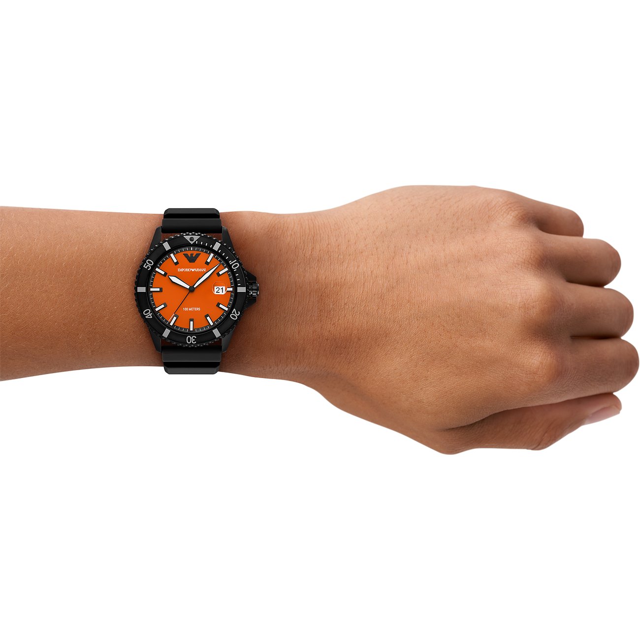 Orologio da uomo Emporio Armani con cassa in acciaio inossidabile, quadrante arancione e lunetta nera.