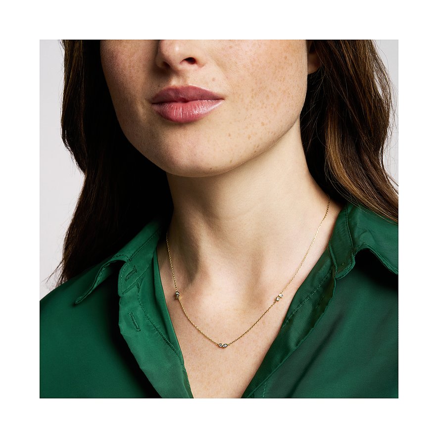 Fossil Halsschmuck aus Metall mit Glassteinen.