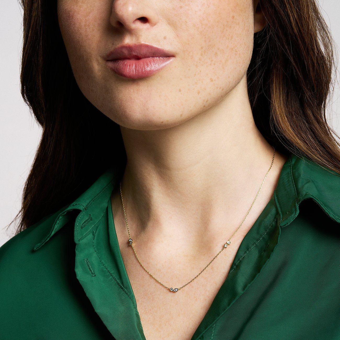 Fossil Halsschmuck aus Metall mit Glassteinen.